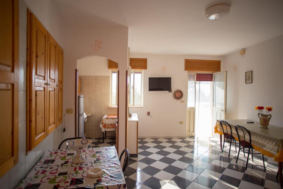TV and multimedia, Kitchen or kitchenette, Living room, Seating area, Dining area