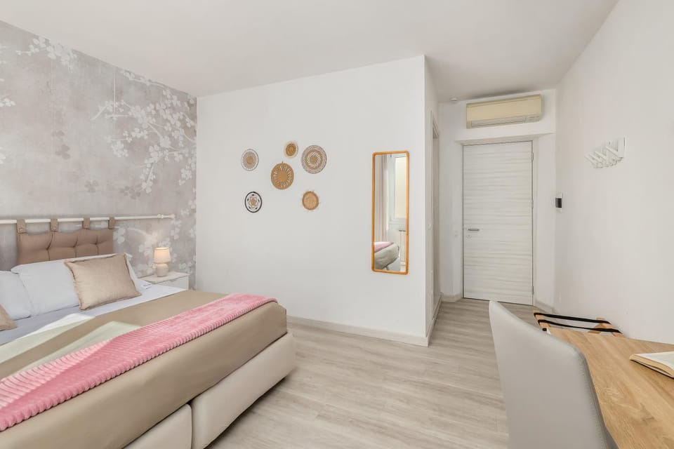 Bed, Photo of the whole room, Bedroom, wardrobe, air conditioner