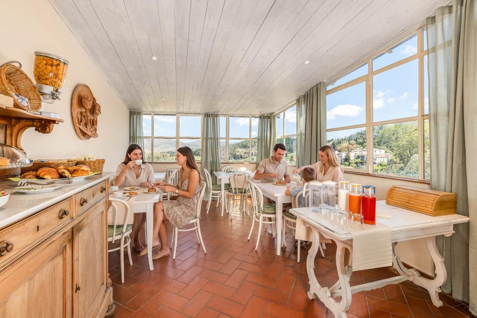 People, Dining area, Food, Breakfast, Buffet breakfast, Buffet breakfast, Italian breakfast, Drinks, group of guests