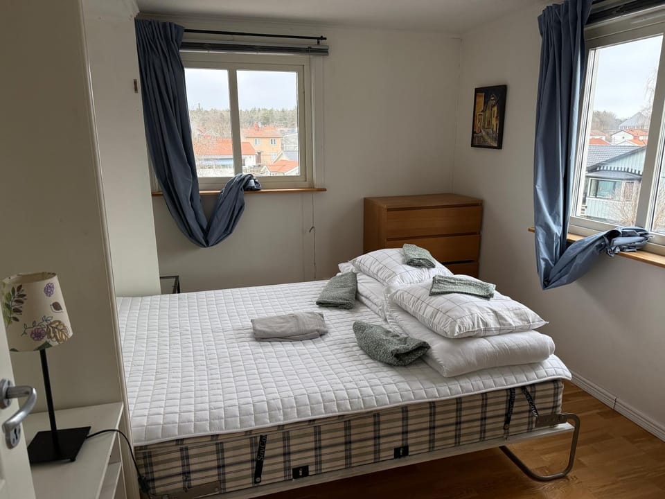 Lägenhet 2 sovrum med vardagsrum och kök i villa med gemensam ingång Apartment in Huddinge