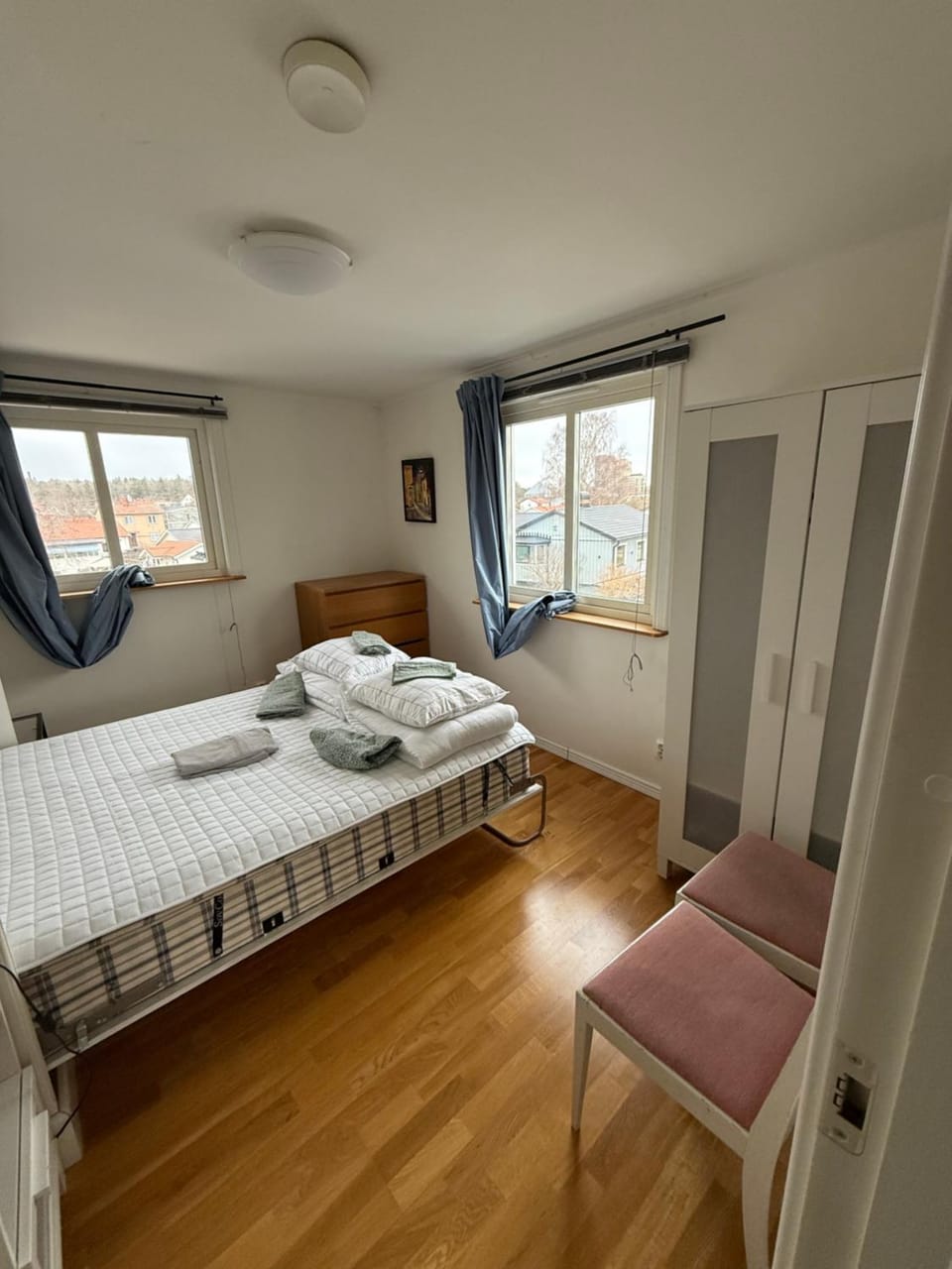 Lägenhet 2 sovrum med vardagsrum och kök i villa med gemensam ingång Apartment in Huddinge