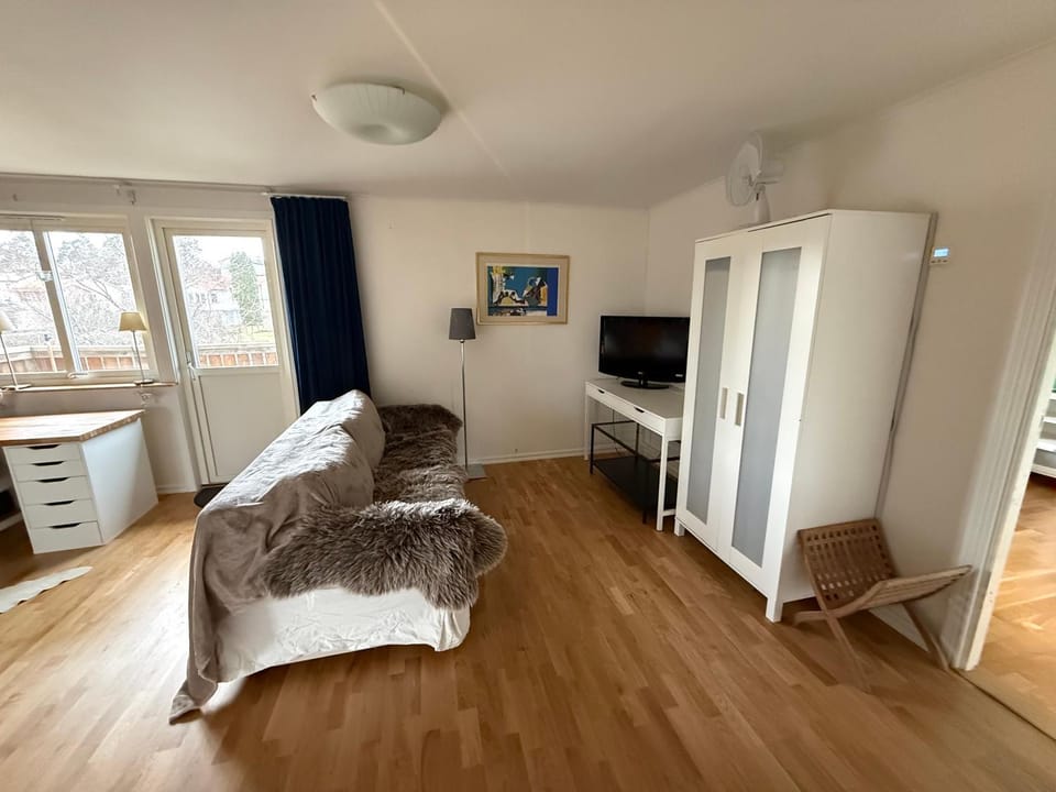 Lägenhet 2 sovrum med vardagsrum och kök i villa med gemensam ingång Apartment in Huddinge