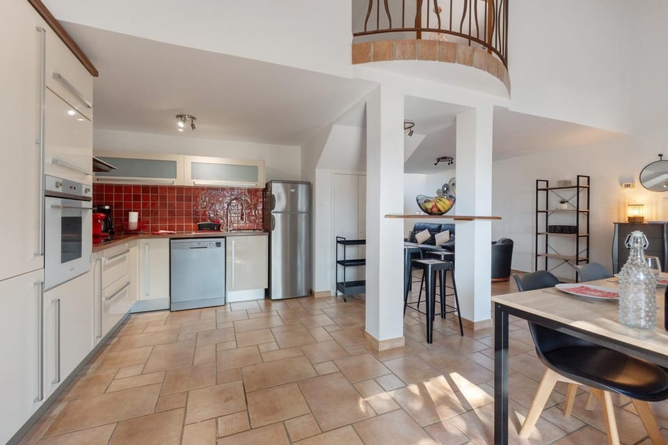 Property building, Kitchen or kitchenette, Living room