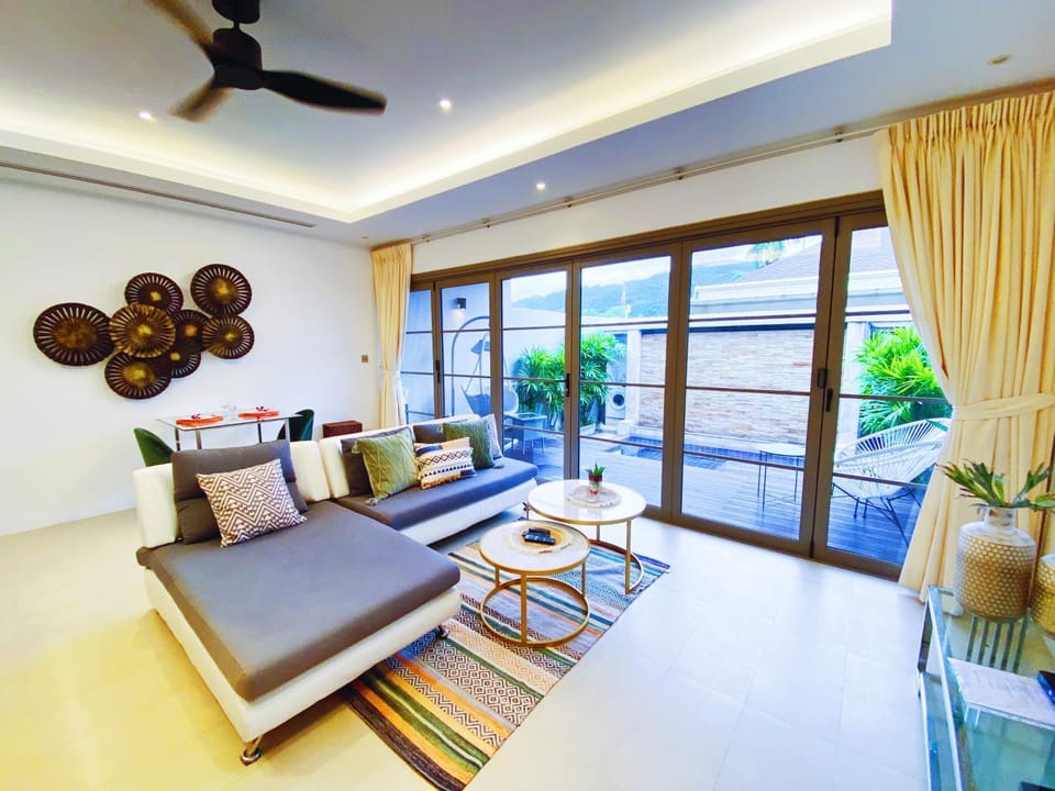 Restaurant/places to eat, Living room, Seating area