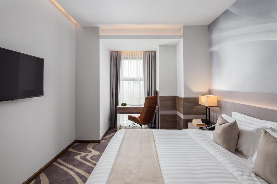Shower, Toilet, Bed, TV and multimedia, Coffee/tea facilities, Photo of the whole room, Bedroom, City view, flat iron, hair dryier, minibar, towels, wardrobe, air conditioner