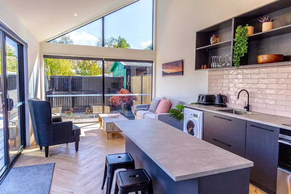 Magic On Maryburn - The Pink Room Apartment in Twizel