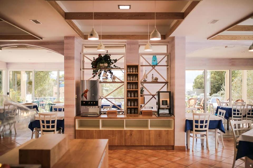 Restaurant/places to eat, Lounge or bar, Breakfast