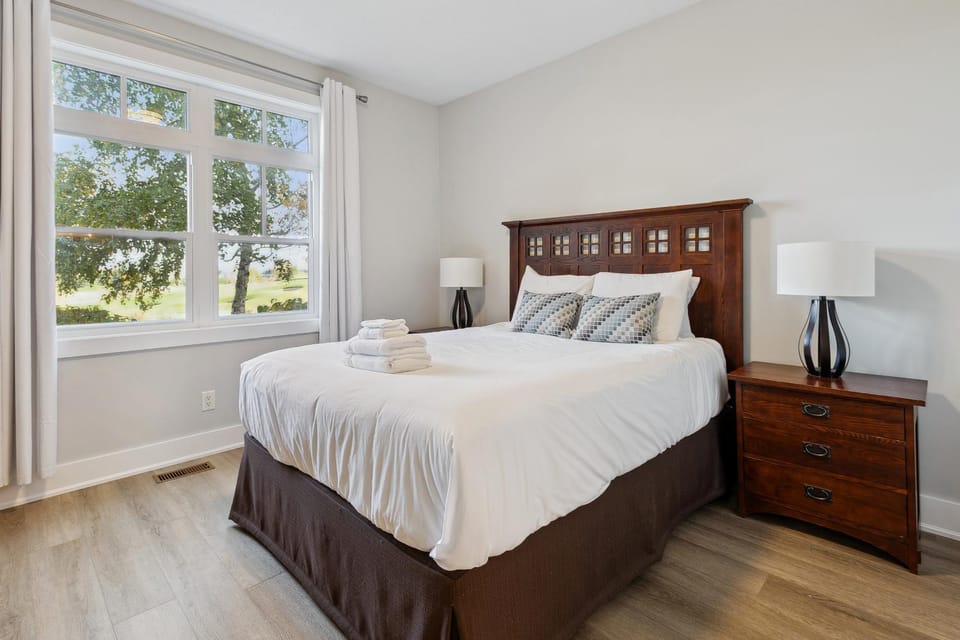 Maple & Mountain at Rivergrass Chalet in Grey Highlands