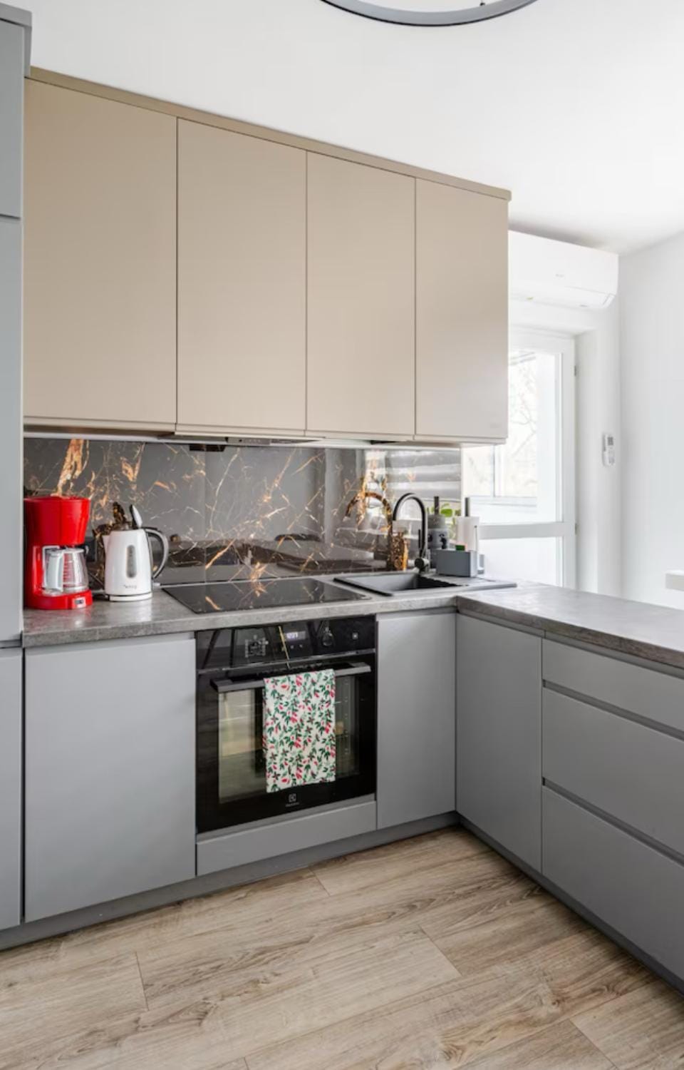 Coffee/tea facilities, Kitchen or kitchenette, dishwasher, stove
