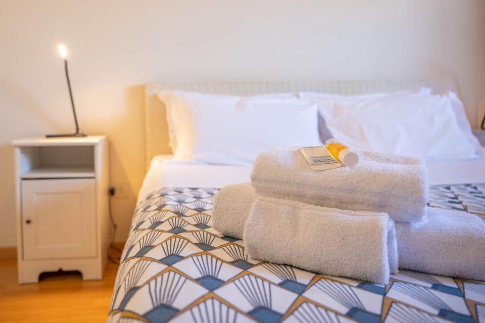 Bed, TV and multimedia, Bedroom