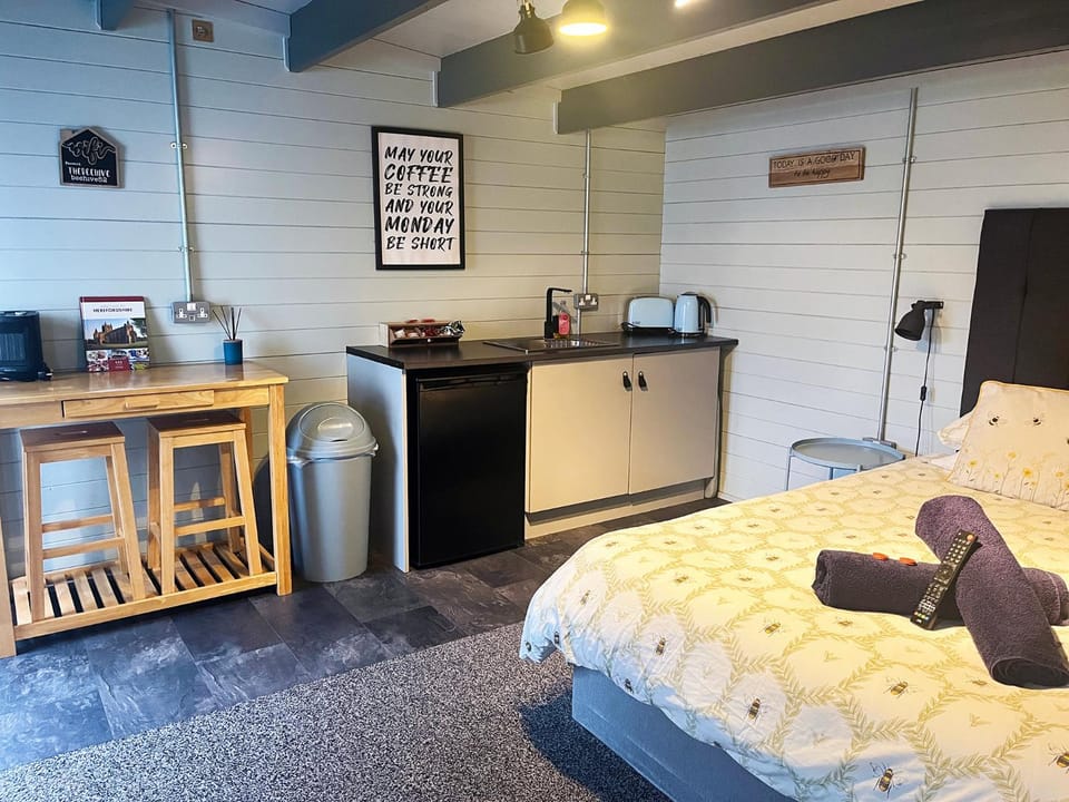 Bed, Coffee/tea facilities, Kitchen or kitchenette, Photo of the whole room, Bedroom