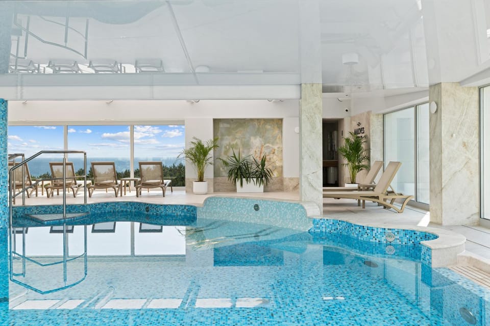 Swimming pool, sunbed