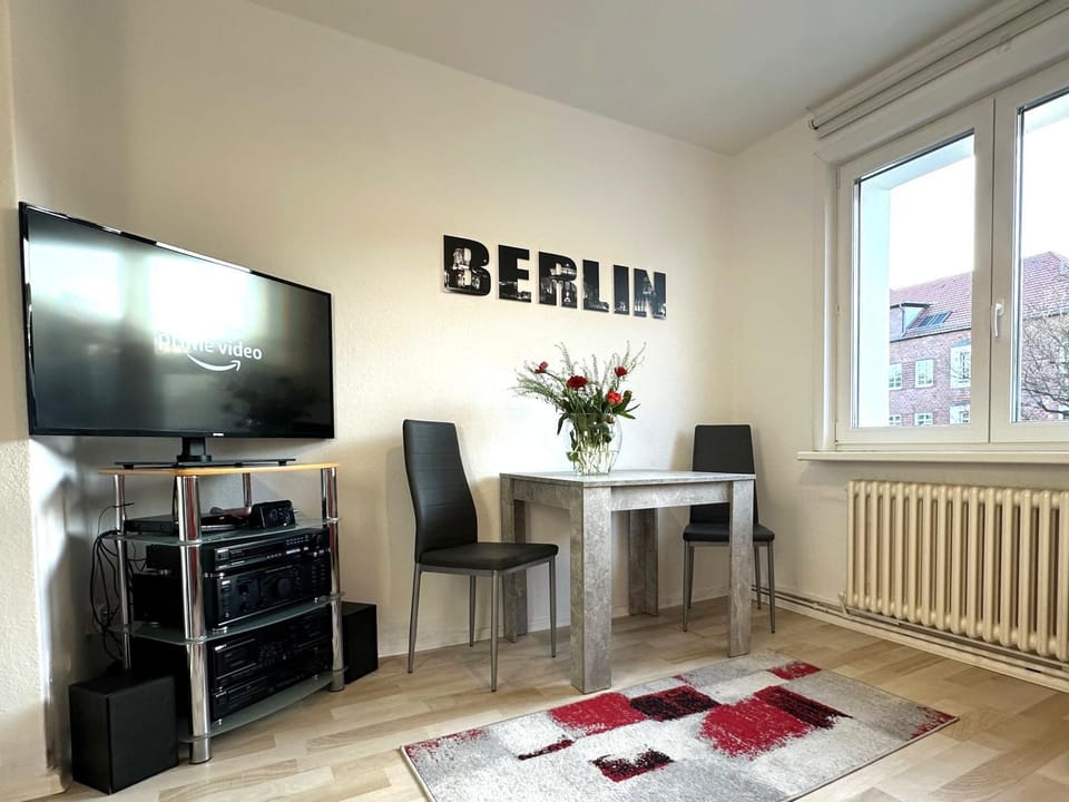 TV and multimedia, Living room, Photo of the whole room, Evening entertainment, internet