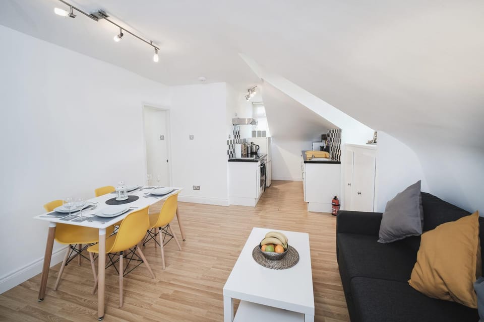 Kitchen or kitchenette, Living room, Food and drinks, Seating area, Dining area, Food, minibar, pet friendly, stove