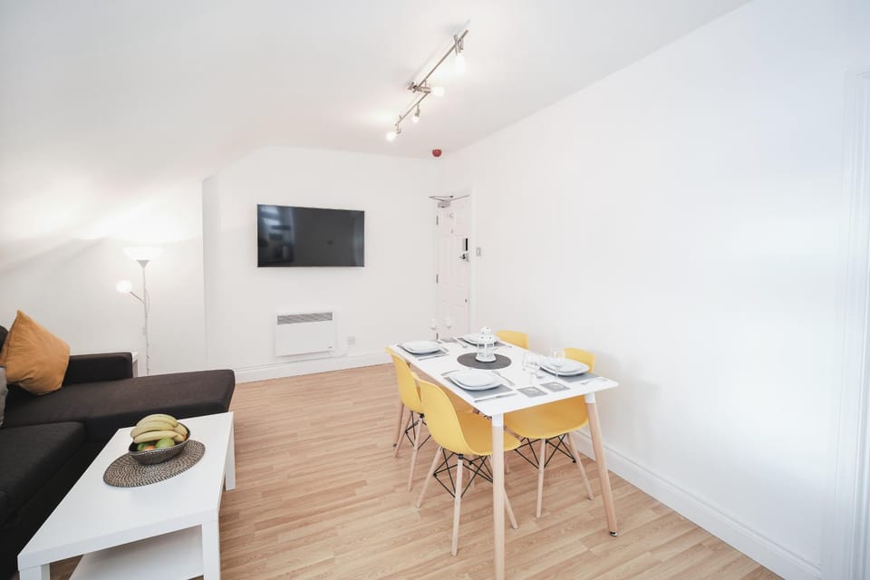 TV and multimedia, Living room, Seating area, Dining area