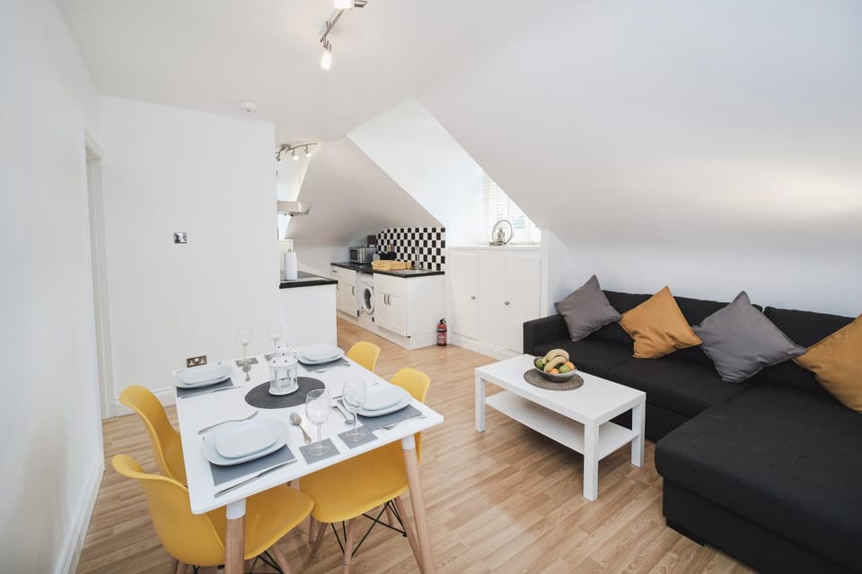 Kitchen or kitchenette, Living room, Seating area, Dining area