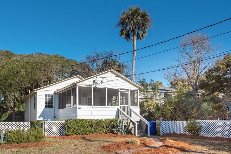 220 W Ashley - Corner Cottage - Central Location House in Folly Beach