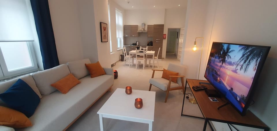 TV and multimedia, Kitchen or kitchenette, Living room, Seating area