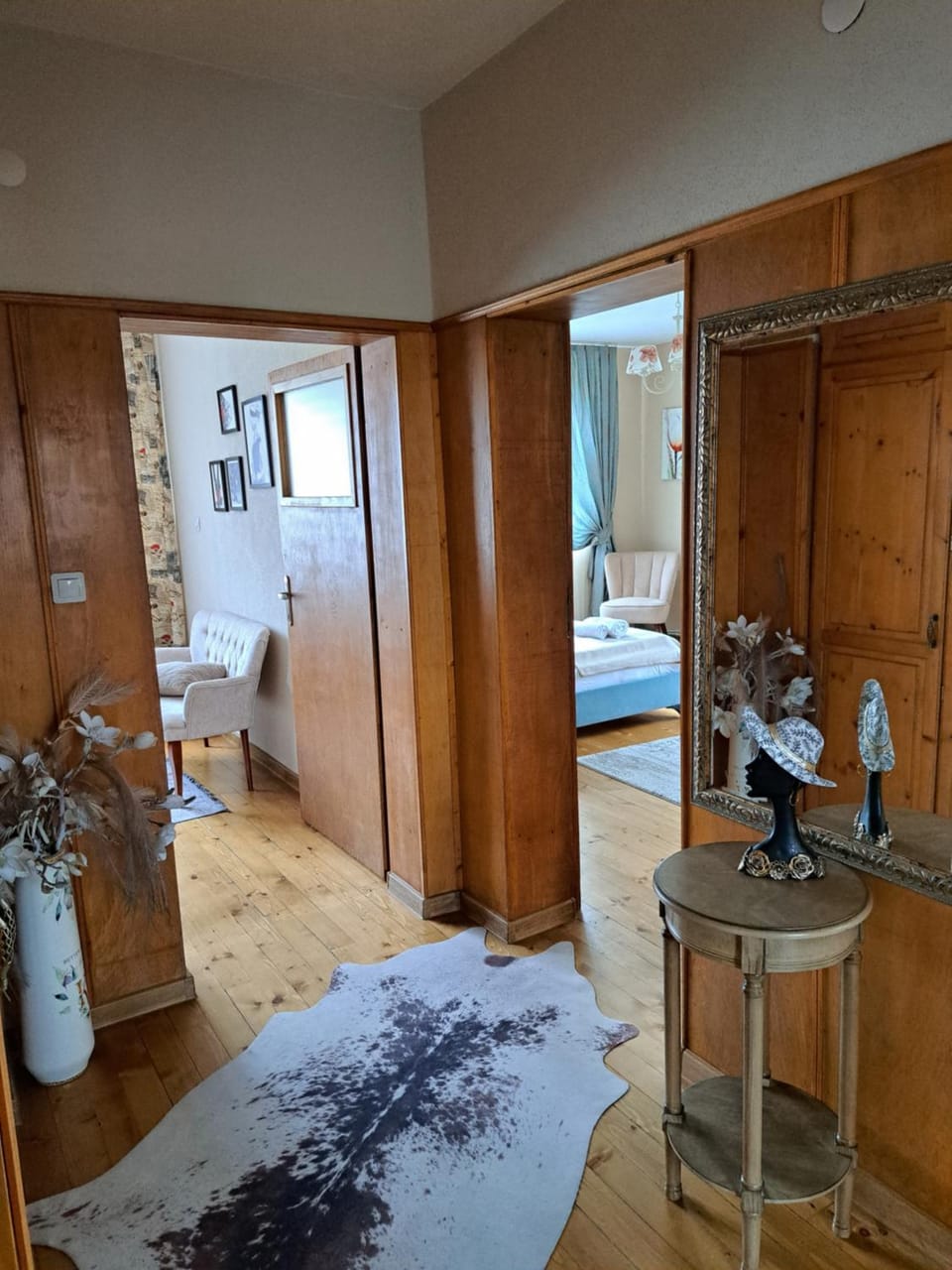 Photo of the whole room, wardrobe