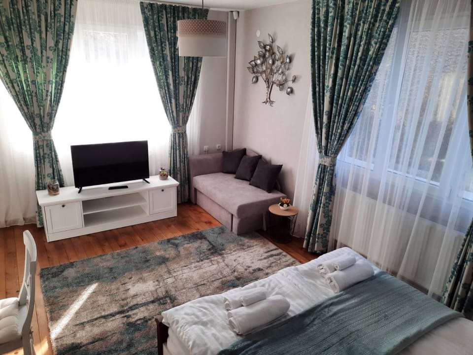 Bed, TV and multimedia, Photo of the whole room, Seating area, Bedroom