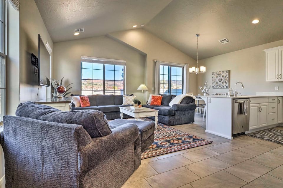 Washington Townhome w/ Patio + Resort Perks! House in Washington