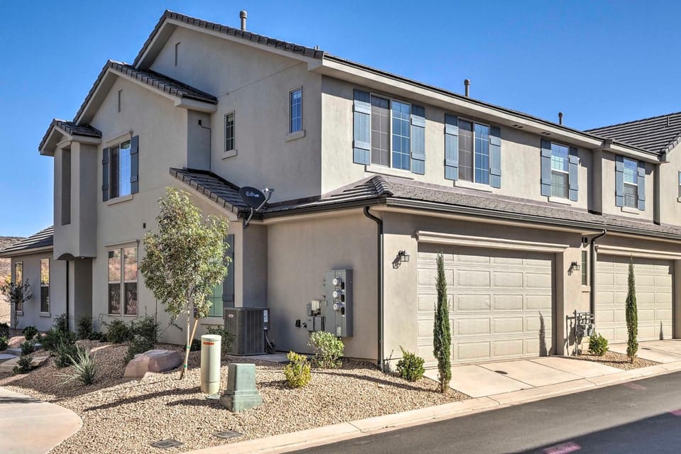 Washington Townhome w/ Patio + Resort Perks! House in Washington