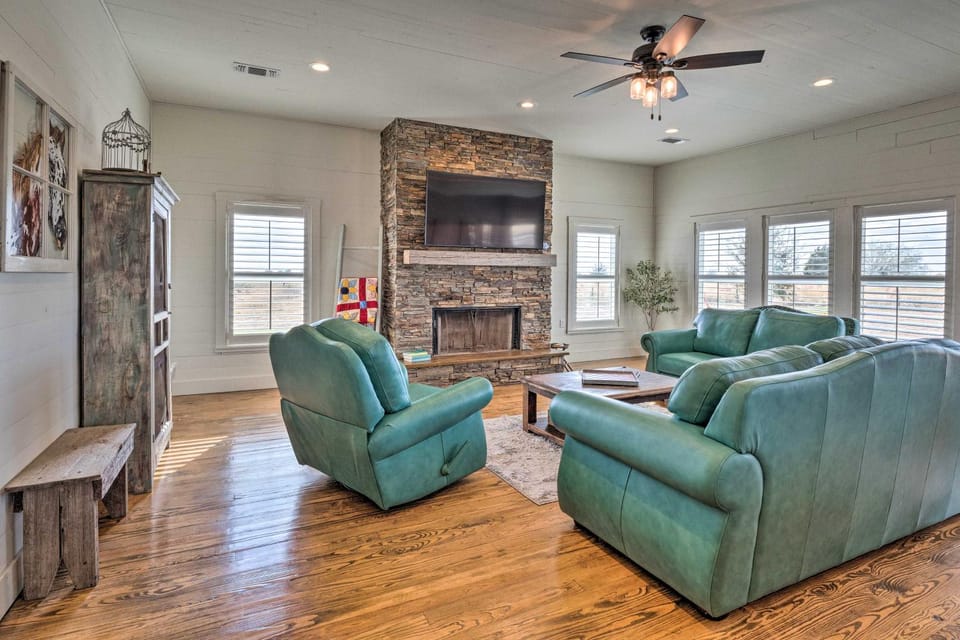 Hot Tub & Game Room! Family Schulenburg Retreat House in Texas