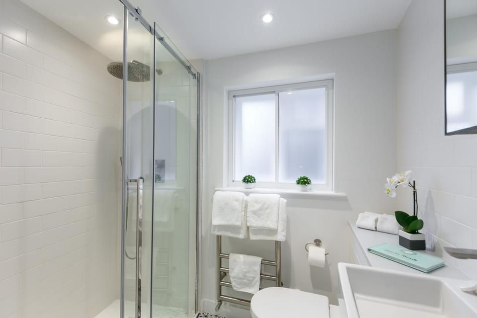 Shower, Toilet, Bathroom, towels