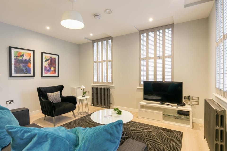 TV and multimedia, Living room, Seating area, Evening entertainment