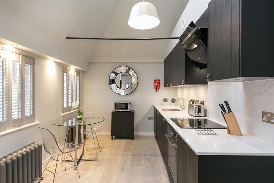 Kitchen or kitchenette, Dining area