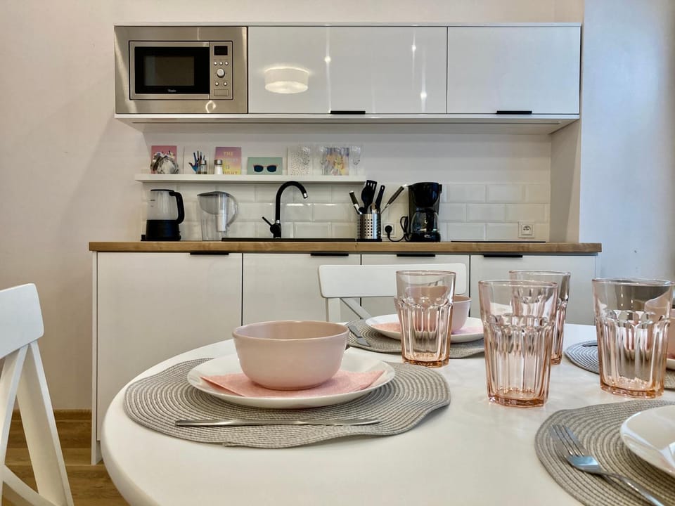Kitchen or kitchenette, Dining area, minibar, pet friendly