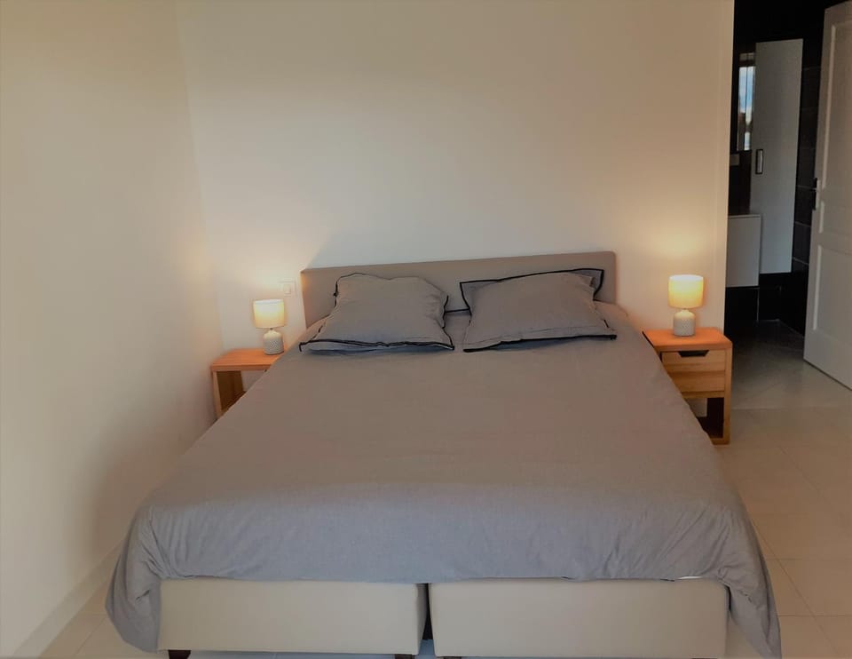 Bedroom, Lake view