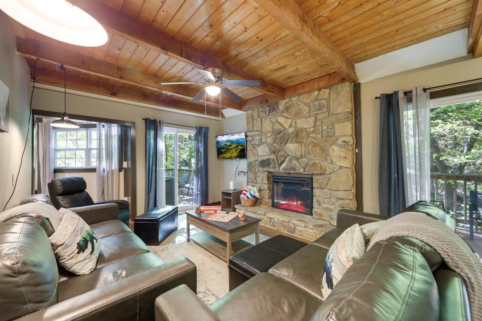 Cobbly Nob Golf Retreat: Hot Tub, Arcade Game Room House in Pittman Center