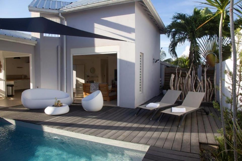 Swimming pool, sunbed