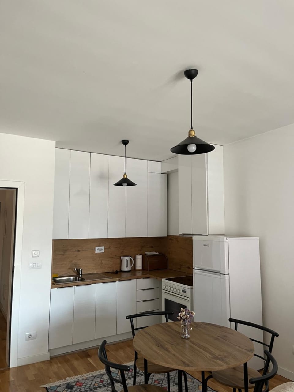Kitchen or kitchenette, Dining area