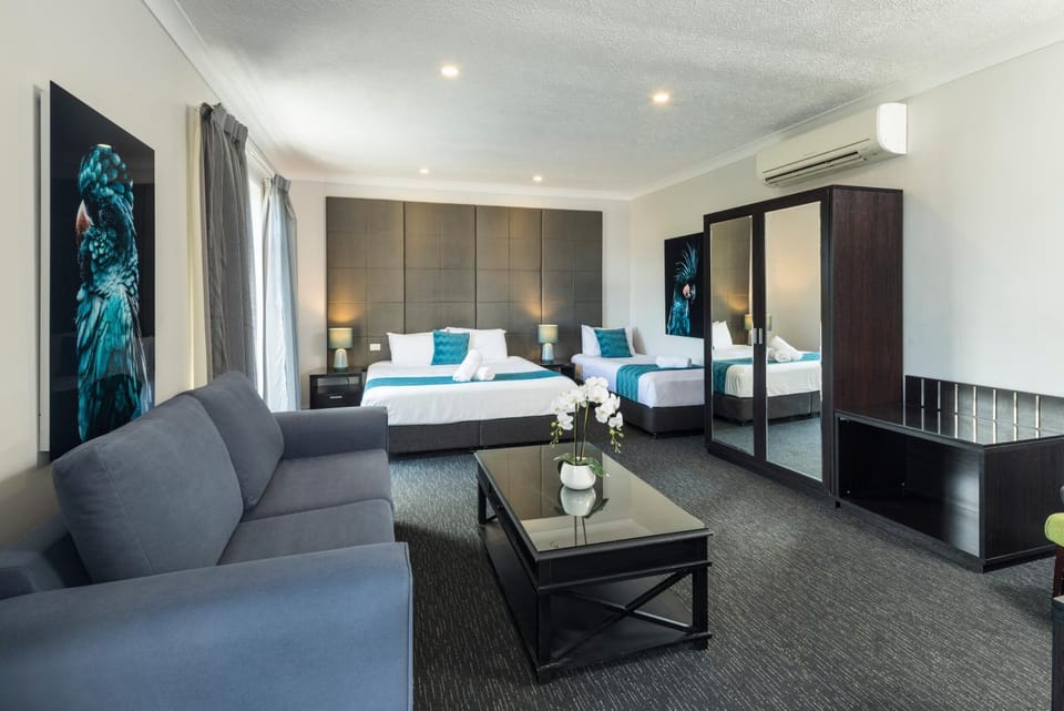 Living room, Photo of the whole room, Seating area, Bedroom