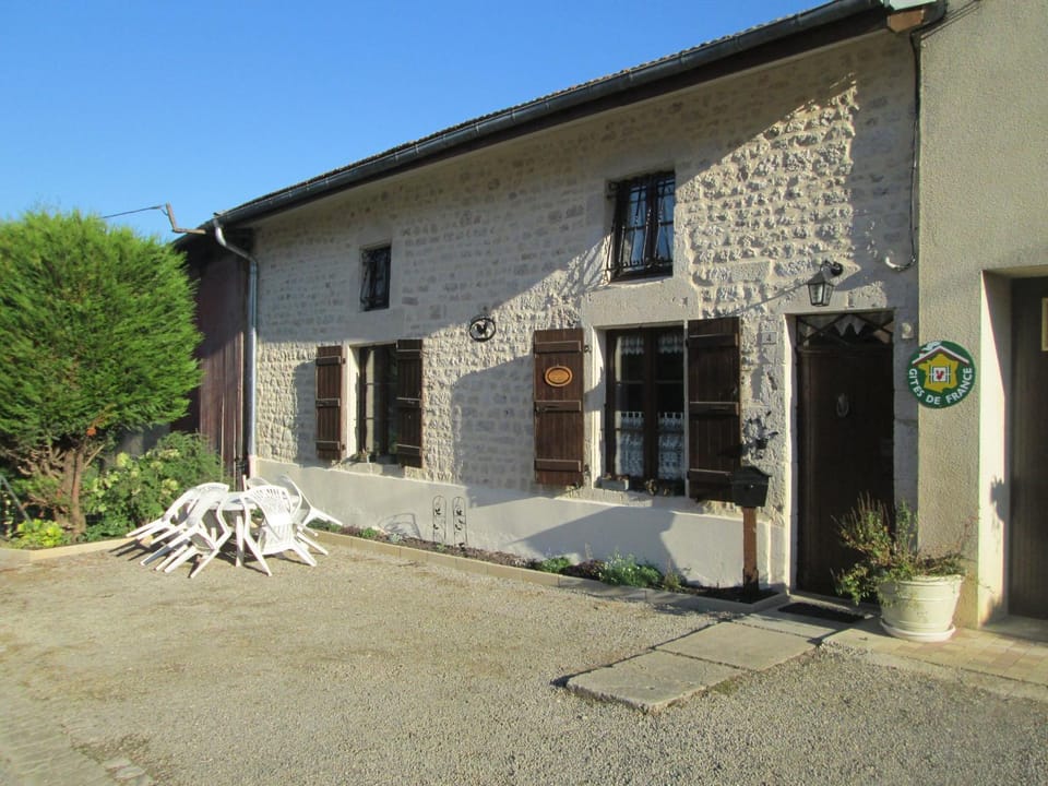 Maison cosy avec terrasse, 3 chambres, wifi, animaux acceptés, idéal pour familles en Meuse - FR-1-585-2 House in Grand Est