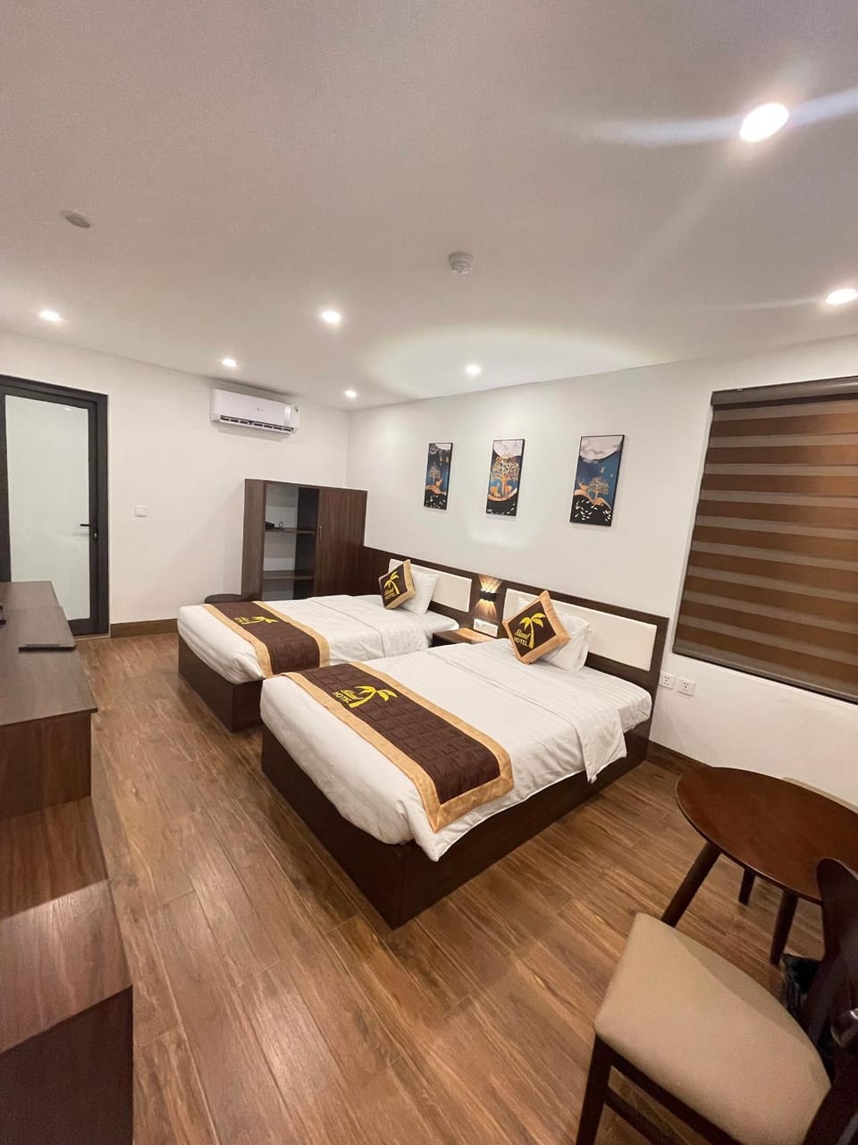 Photo of the whole room, Bedroom