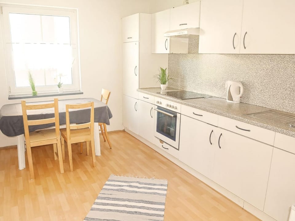 Kitchen or kitchenette, Dining area, stove