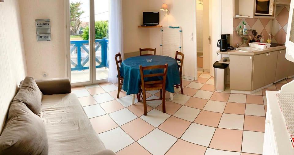 Kitchen or kitchenette, Living room, Dining area