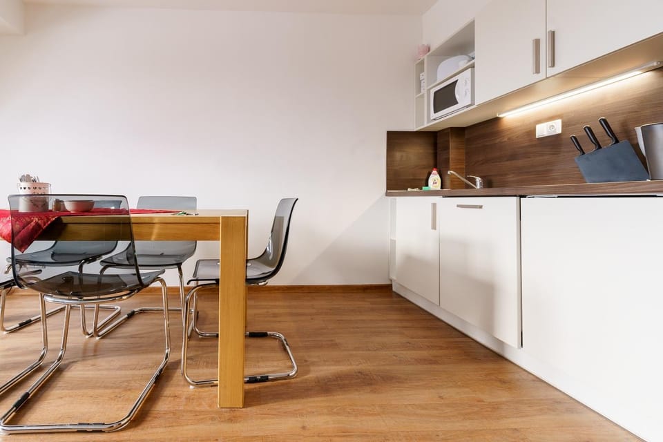 Kitchen or kitchenette, Seating area, stove