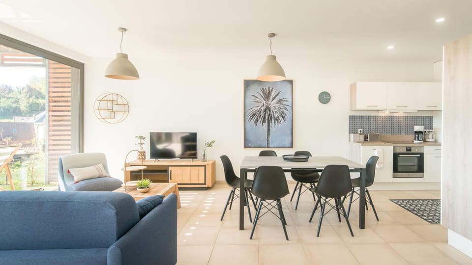 Kitchen or kitchenette, Living room, Dining area