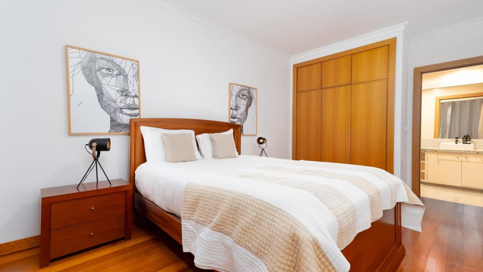 Photo of the whole room, Bedroom