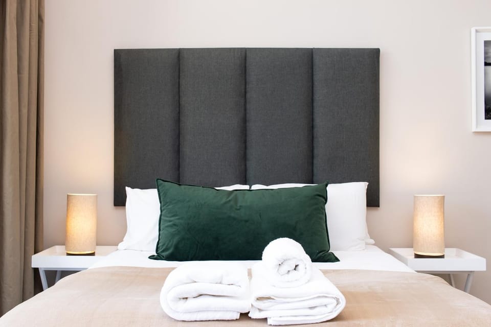 Bed, Photo of the whole room, Bedroom, towels
