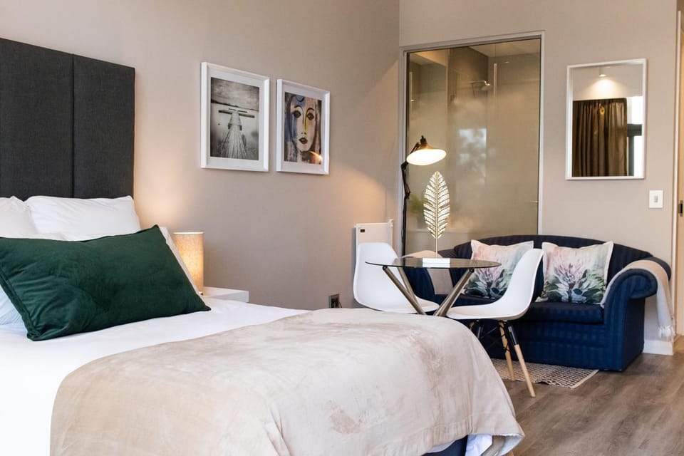 Bed, Living room, Photo of the whole room, Seating area, Bedroom
