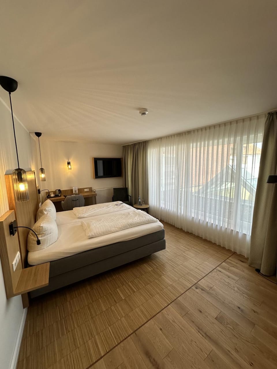 Bed, TV and multimedia, Photo of the whole room, Bedroom