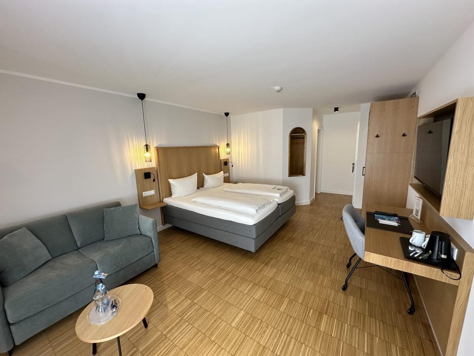 Bed, TV and multimedia, Photo of the whole room, Bedroom