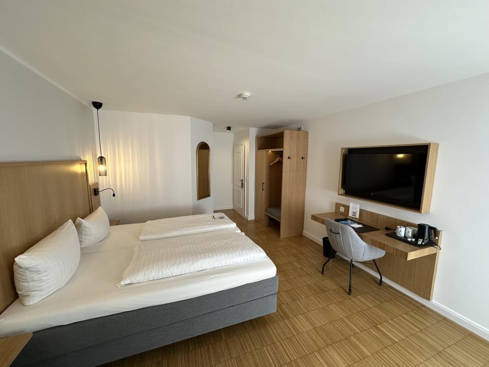 Bed, TV and multimedia, Photo of the whole room, Bedroom, wardrobe