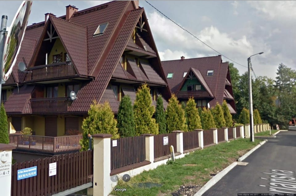 Property building, Off site, Day, Neighbourhood, Balcony/Terrace
