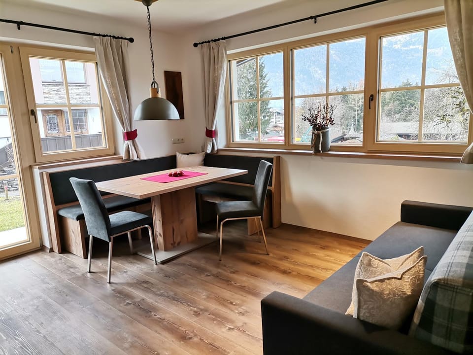 Living room, Seating area, Dining area